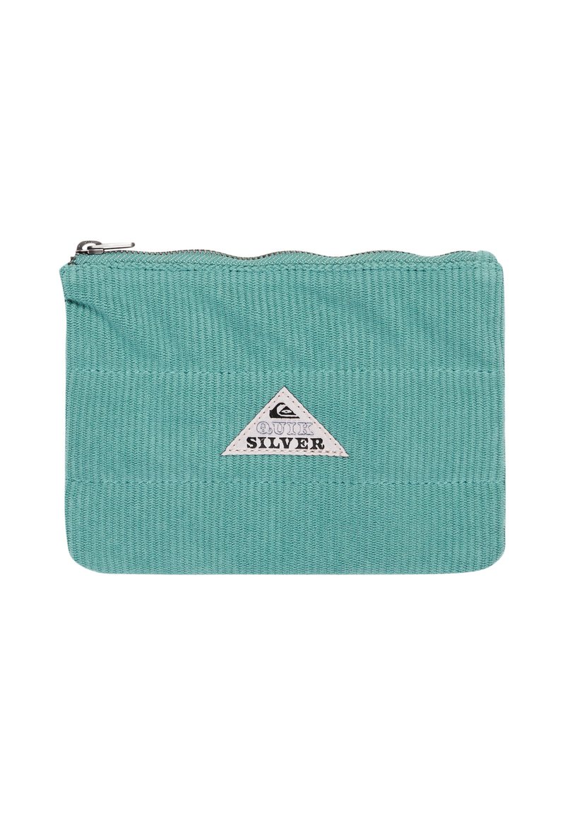 Blauw-groene stoffen zak met ritssluiting, voorzien van een gestructureerd oppervlak en een driehoekige logo patch. Geaccentueerd met horizontale ribbels.