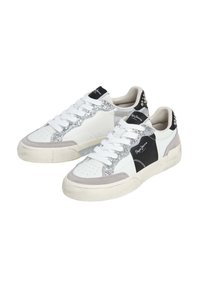 Sneakers bianchi con un accento in argento testurizzato, punta nera e dettagli in suede grigio. I lacci e i rivetti sul tallone completano il design.