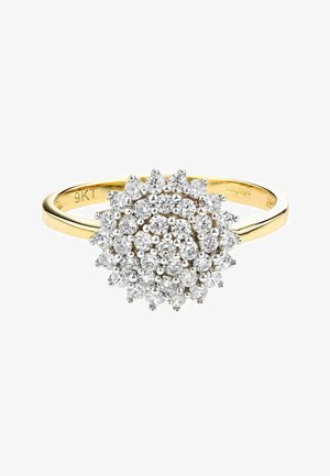 Anillo de oro con un estallido de múltiples piedras preciosas redondas y transparentes engastadas en garfas de tono plateado, creando un diseño similar a una flor.