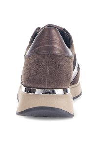 Bruine suede sneakers met metalen bruin leren accenten, een slank ontwerp en een zilveren strip op de tussenzool; gestructureerde rubberen buitenzool.