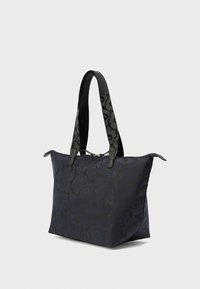 Μαύρη υφασμάτινη τσάντα tote με σχέδια λουλουδιών σε πιο σκούρο αποχρώσεις, με μαύρα δερμάτινα λουριά και φερμουάρ στο πάνω μέρος.