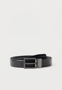 Cinturón de cuero negro con textura suave, con una hebilla metálica cuadrada en acabado mate. Decorado con un logotipo de la marca en el cinturón.