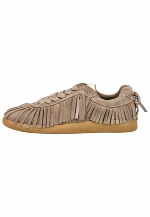 Beige suède sneaker met franjes langs de zijkanten en de neus, platte bruine rubberen zool, veters aan de voorkant en een decoratieve kwast bij de hiel.