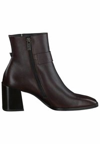 Bottine en cuir marron foncé avec fermeture éclair latérale, talon bloc, bout pointu et détail de bride décorative autour du haut.