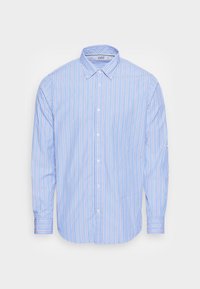 Lyseblå langærmet skjorte med knapper, der har lodrette hvide og røde striber, en klassisk krave og knapmanchetter. Stoffet ser glat ud.