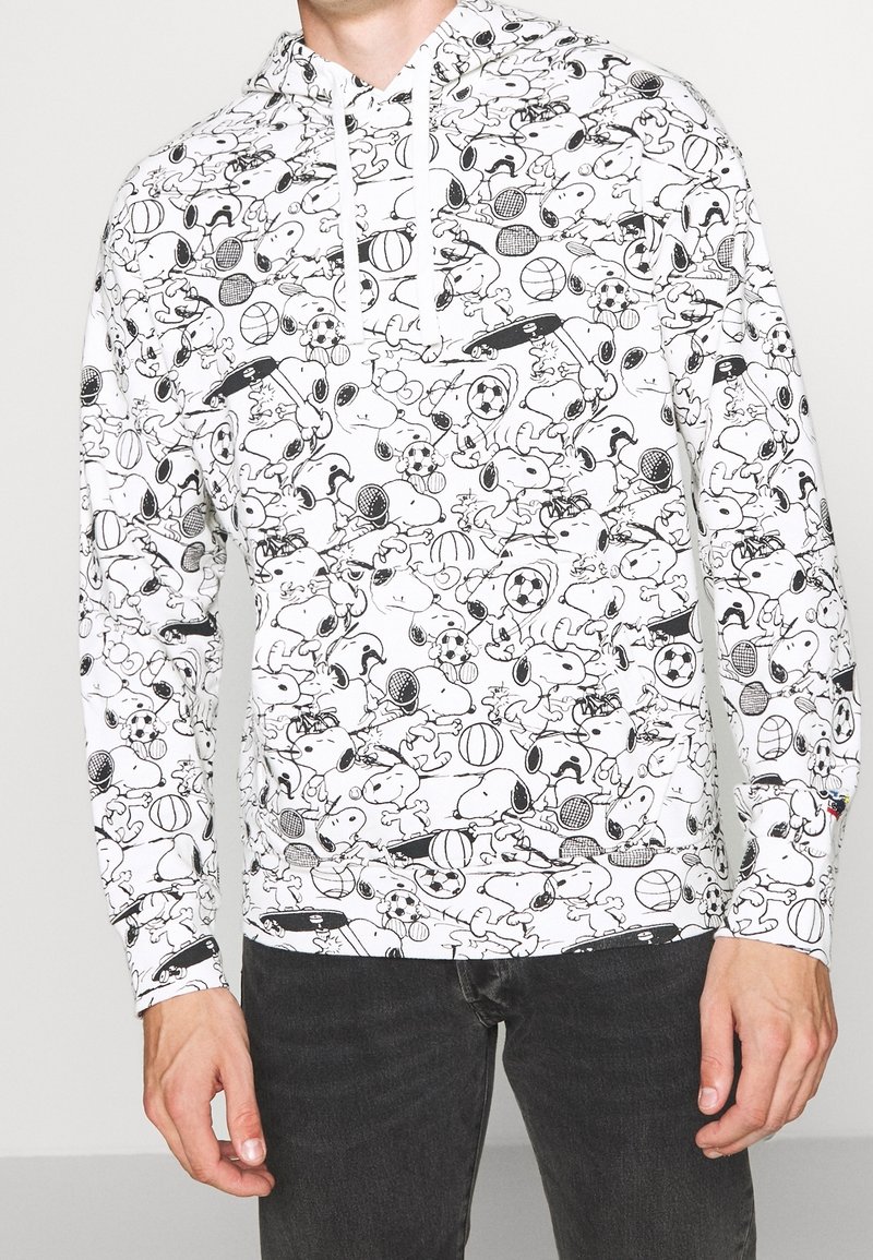 Felpa bianca con cappuccio che presenta un motivo nero a cartone animato con diversi attrezzi sportivi e personaggi. Ha una tasca frontale e un cappuccio con coulisse regolabile.