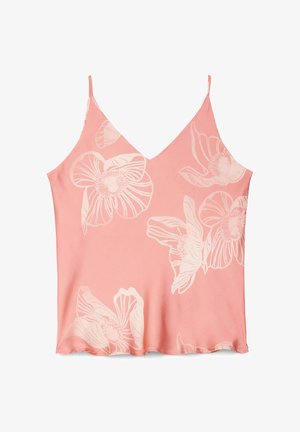 Camiseta sin mangas rosa con tirantes delgados y grandes estampados florales claros distribuidos por la tela.