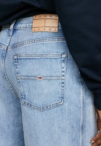 Tommy Jeans CLAIRE WD DH2112 - Laza szabású farmerek - denim light