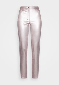 Metallisk rosa skräddarsydda byxor med raka ben, framfickor och en enkel knappstängning i midjan; slät, glänsande yta.