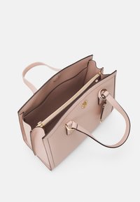 Borsa a tracolla in pelle beige con doppi manici, scomparto centrale con zip dorata e tasca principale aperta su sfondo bianco.