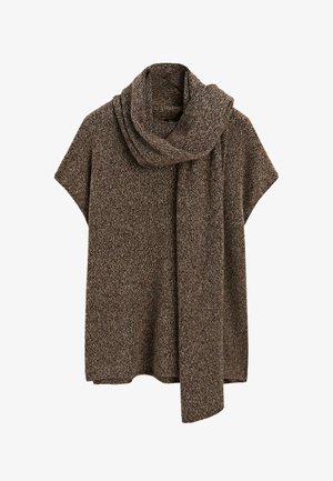 Bruin en grijs gemêleerd gebreid poncho met korte mouwen en een lange sjaal die om de nek is gedrapeerd.