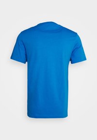 Tricou cu mânecă scurtă din bumbac de un albastru vibrant; are un guler rotund și o textură netedă, uniformă, fără modele sau accente vizibile.