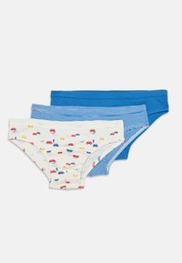 Tre par med barneundertøy i blått, blått og hvitt stripe, og hvitt med fargerike biltrykk, stablet på en hvit bakgrunn.