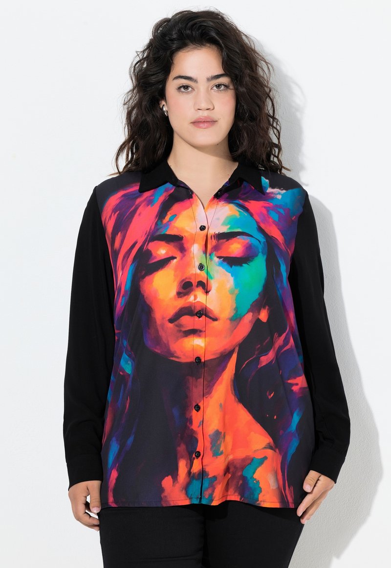 Camicia a maniche lunghe con un design grafico colorato di un volto femminile su tessuto nero, con chiusura a bottoni e colletto a punta.