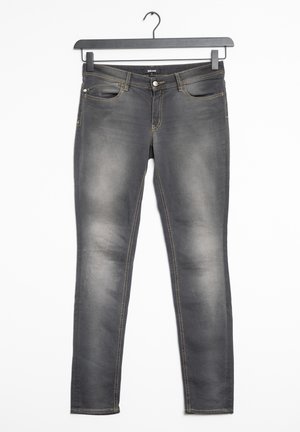 Jean slim gris foncé avec des zones délavées, poches avant, fermeture par bouton et passants pour ceinture, suspendu à un cintre noir sur fond blanc.