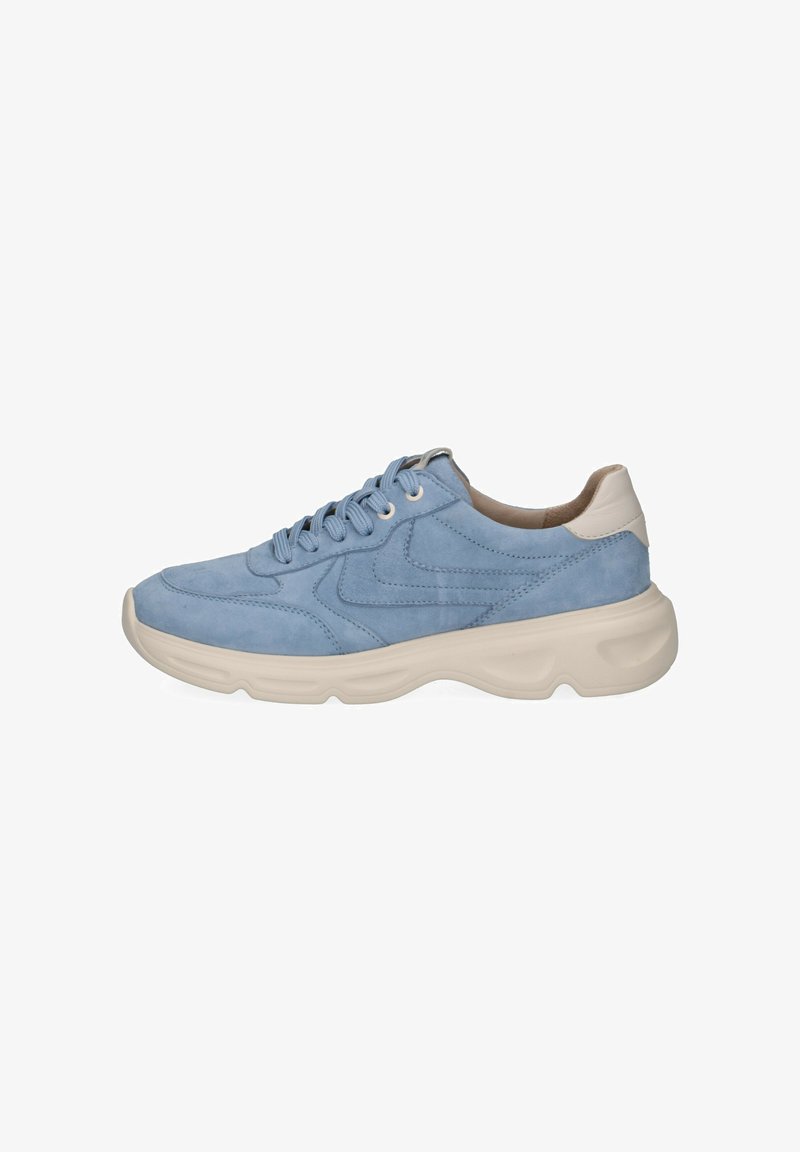Baskets en suède bleu clair avec une semelle beige rembourrée, dotées de lacets plats, d'un orteil arrondi et de détails de couture discrets sur le haut.