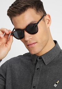 Le Specs BANDWAGON - Zonnebril - smoke