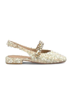 Scarpa slingback in tessuto crema con paillettes e dettagli di perline. Presenta un tacco a blocco basso e una linea appuntita per un'eleganza raffinata.