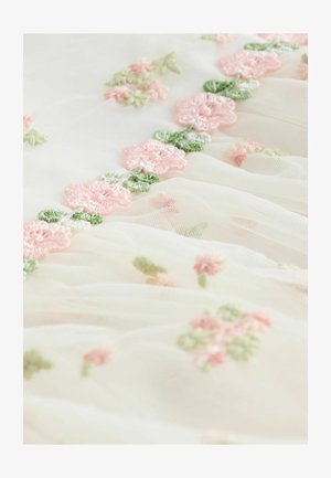 Țesătură de tul alb decorată cu broderii florale roz și verzi, cu flori moi, texturate și accente delicate de frunze.