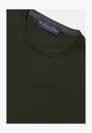 Dunkelgrüner Strickpullover mit Rundhalsausschnitt und gerippten Abschlüssen. Enthält ein blaues Etikett mit goldener Schrift für die Marke.