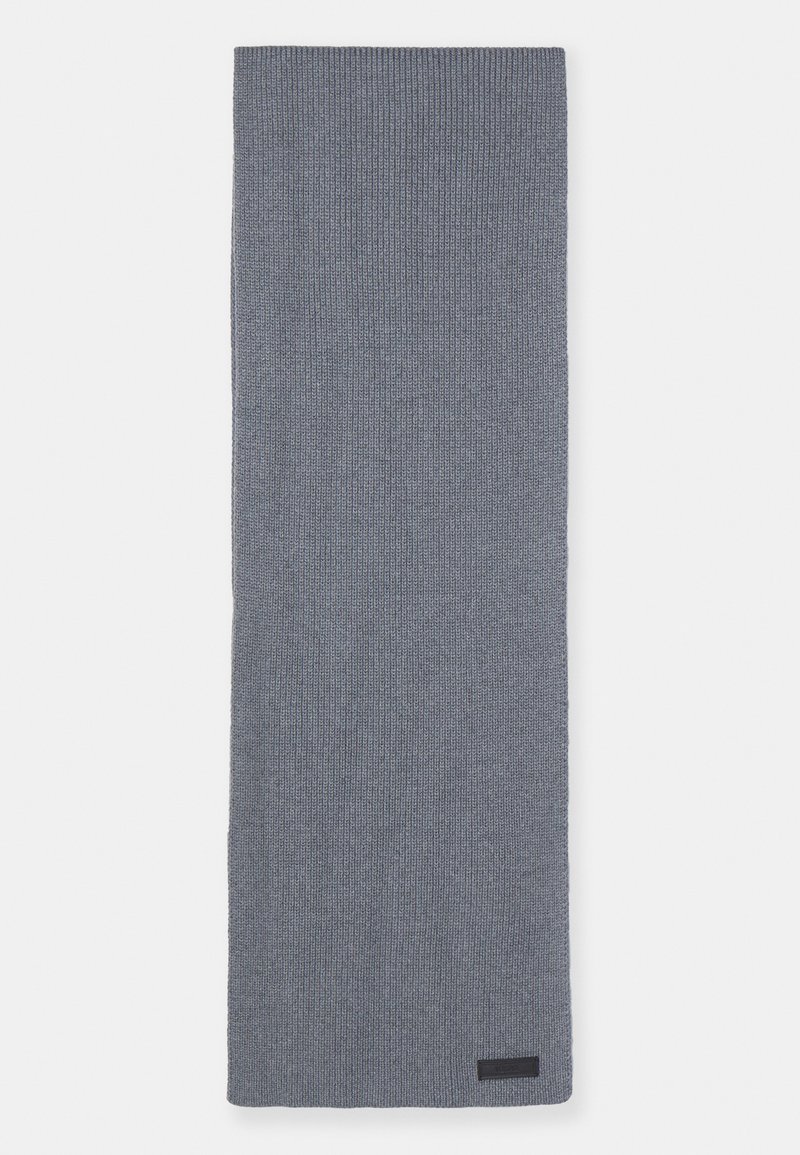Gray ribbed scarf made of soft fabric. Rectangular shape, featuring a smooth texture and a subtle brand tag at one end.