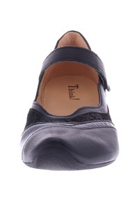 Schwarzer flacher Schuh mit abgerundetem Zehenbereich, Obermaterial aus Leder, Knöbelriemen und leicht strukturierter Oberfläche. Beiger Innensohle mit Markenname innen.