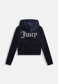 Tumši zils velūra īsais sudraba kapucis, kas izceļas ar kapuci, garām piedurknēm un ar uzliktu akmeņu akcentētu "Juicy" tekstu aizmugurē. Gluda tekstūra.