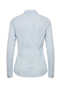 Svijetloplava košulja dugih rukava izrađena od glatkog materijala. Ima prilagođeni kroj s ovratnikom i dugmadi na manžetama. Na leđima se nalaze dva šava.
