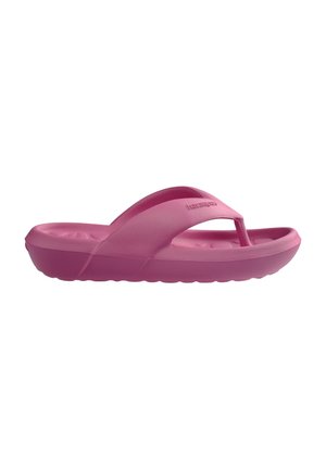 Lys pink gummisandal med bred rem og tåsplit, tekstureret fodseng og tyk polstret sål.