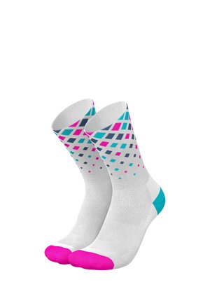 Weiße Crew-Socken mit pinken Zehen, türkisfarbenen Fersen und einem Muster aus blauen, pinken und dunkelblauen Quadraten nahe dem oberen Rand.