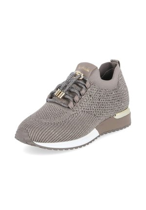Sneaker mit Strickstruktur in Taupe mit Glitzereffekten, Schnürung vorne mit metallischen Spitzen und weißer Sohle mit goldenem Detail an der Ferse.