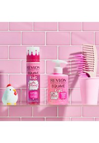 Revlon Equave Kids utredende balsam og sjampo i rosa flasker med kronemotiver, sammen med en hvit kyllingefigur og en rosa kam.
