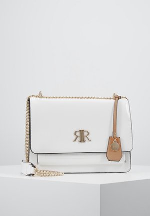 Biała skórzana torebka na ramię z złotym łańcuszkiem jako paskiem, złotym logo "RR" na przodzie oraz beżową skórzaną metką z zawieszką w kształcie koła z złota.