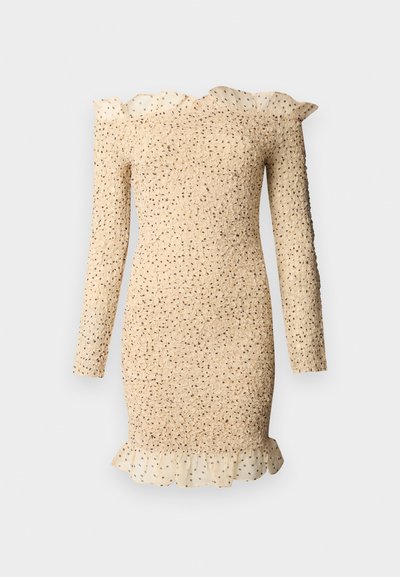 Μπεζ μακρυμάνικο φόρεμα με υφή, με βολάν στο γιακά και το τελείωμα, που διαθέτει διάφανο επικάλυμμα με πουά στις λεπτομέρειες των βολάν.