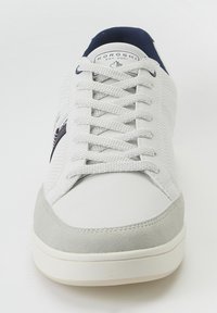 Weiße Sneaker mit einem Obermaterial aus strukturiertem Leder und grauen Wildlederelementen. Mit marinefarbenen Akzenten, Schnürverschluss und gepolsterter Zunge.