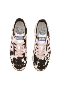 Un paio di sneakers Back 70 con lacci rosa e motivo a stampa di mucca in bianco e nero, viste dall'alto.