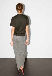 Massimo Dutti FLOWING V-NECK WITH SHORT SLEEVES - Jednoduché tričko - black