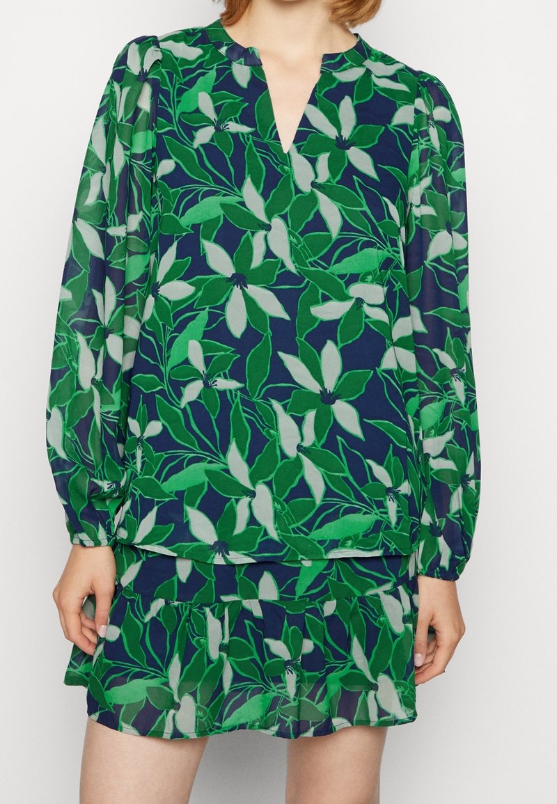 Blouse met lange mouwen en V-hals, bedrukt met een bloemmotief in groen en marineblauw. Lichtgewicht stof met geplooide mouwen en een losse pasvorm.