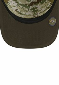 Dunkelgrüner Hut mit einem Camouflage-Muster auf der Innenseite und einem schwarzen Schirm, der ein rundes Logo an der Seite trägt.