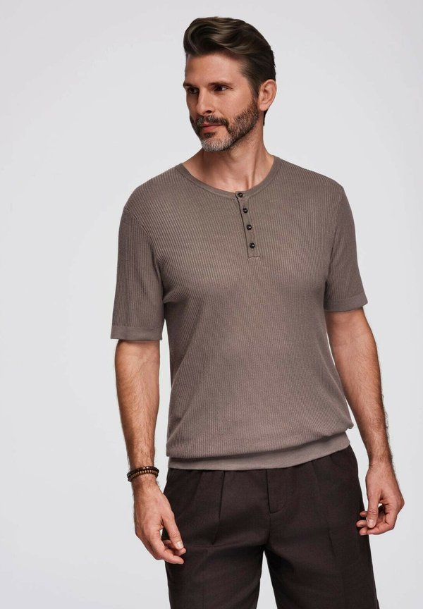 AT THE NECKLINE - T-Shirt basic - ash