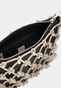 Borsa nera con sovrapposizione in rete di perline argentate, dotata di chiusura a zip e tasche interne. Materiale liscio, forma compatta.