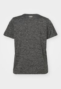 T-shirt med kort ärm i mörkgrått, tillverkad av texturerad tyg och har en rund halsringning samt en liten logotyp vid nacken bak.