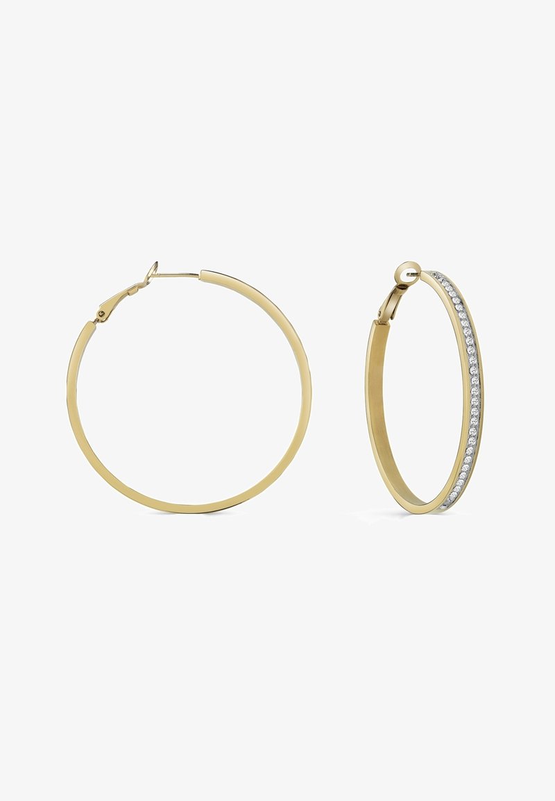 Paire de boucles d'oreilles créoles en or, une simple et une avec une rangée de petites pierres claires le long du bord extérieur, toutes deux avec fermoirs.