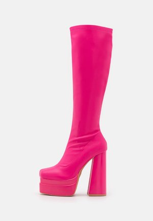 Botte haute plateforme rose vif avec talon haut épais et bout carré arrondi, présentée sur un fond clair uni.