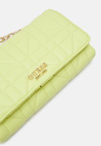 Guess ASSIA CROSSBODY FLAP ORGANIZER - Skuldertasker - chartreuse
