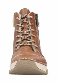 Bottine en cuir marron avec des coutures décoratives, doublure textile texturée et fermeture éclair sur le côté. Elle se distingue par ses lacets ronds et sa semelle beige.