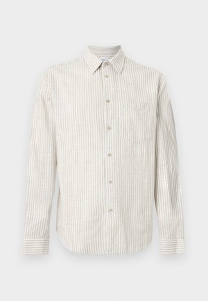 Chemise à manches longues avec boutons, rayée verticalement beige et blanche, avec poche sur le côté gauche de la poitrine et col classique sur fond blanc.