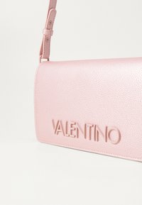 Valentino Bags ARENIL - Borsa a tracolla - rosa metallizzato