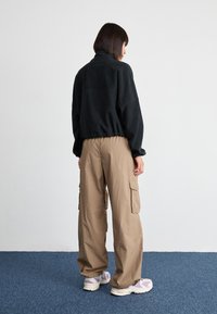 New Balance PANT - Cargo hlače - light mushroom