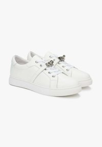 Witte sneakers met een glad leren bovenwerk, ronde neus, witte veters en zilverkleurige hardware accenten op de tong. Rubberen zool voor ondersteuning.